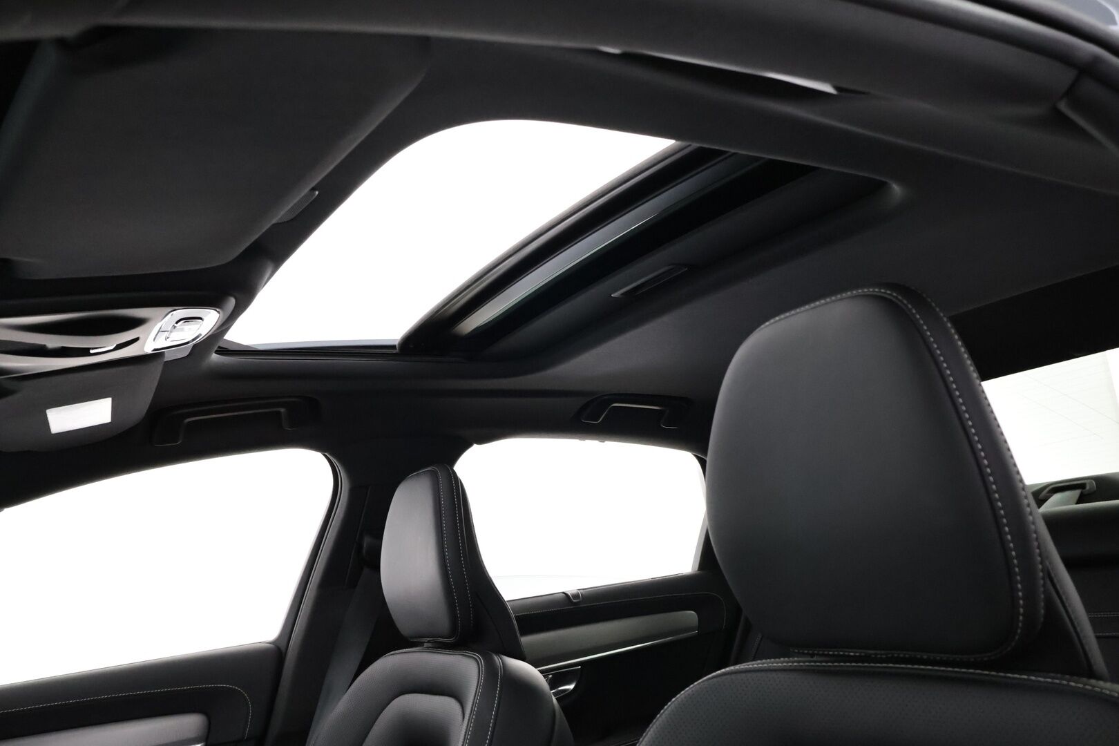Volvo S90 2021 T8 AWD Recharge R-Design aut - Polestar Engineered | B&W | Panorama | ACC | HUD | Four-C Alusta | 360° | Full LED | Vetokoukku | Nahka-Alcantara | HARVOIN TARJOLLA!