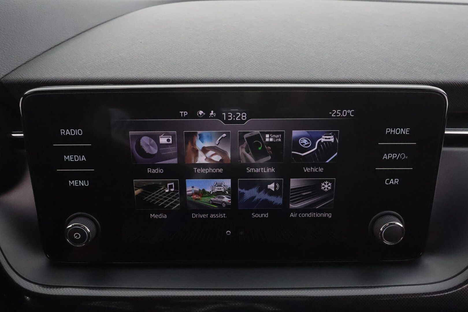 Skoda Scala 2020 1,5 TSI Ambition DSG Autom. * Adapt.Vakkari / Peruutuskamera / Koukku / Digimittari / LED / Sporttipenkit / KeylessGo - Kahdet renkaat aluvanteilla / Hyvät varusteet