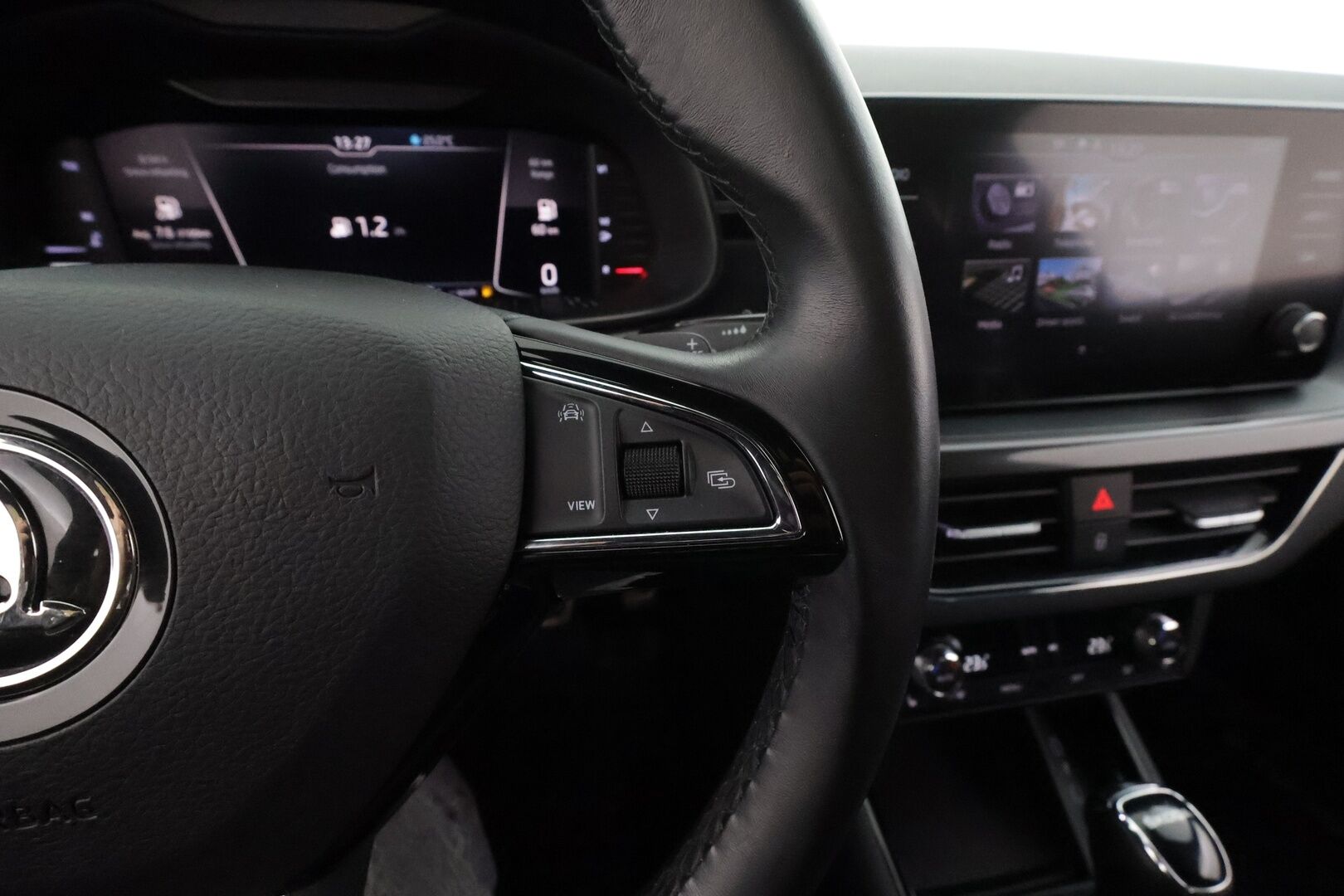 Skoda Scala 2020 1,5 TSI Ambition DSG Autom. * Adapt.Vakkari / Peruutuskamera / Koukku / Digimittari / LED / Sporttipenkit / KeylessGo - Kahdet renkaat aluvanteilla / Hyvät varusteet - HULLUT AVAJAISHULINAT KORKOTARJOUS 3,29 %