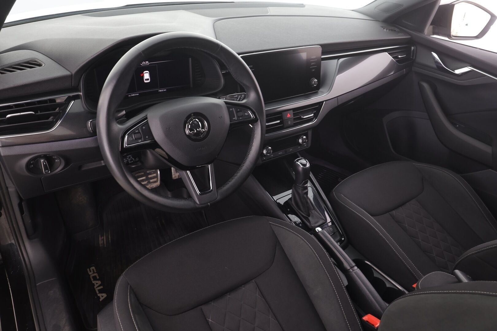 Skoda Scala 2020 1,5 TSI Ambition DSG Autom. * Adapt.Vakkari / Peruutuskamera / Koukku / Digimittari / LED / Sporttipenkit / KeylessGo - Kahdet renkaat aluvanteilla / Hyvät varusteet