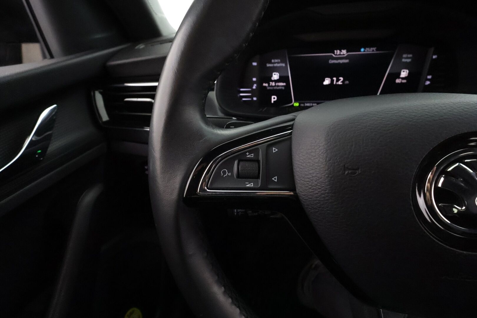 Skoda Scala 2020 1,5 TSI Ambition DSG Autom. * Adapt.Vakkari / Peruutuskamera / Koukku / Digimittari / LED / Sporttipenkit / KeylessGo - Kahdet renkaat aluvanteilla / Hyvät varusteet