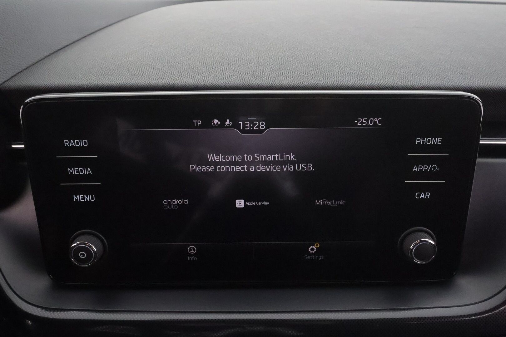 Skoda Scala 2020 1,5 TSI Ambition DSG Autom. * Adapt.Vakkari / Peruutuskamera / Koukku / Digimittari / LED / Sporttipenkit / KeylessGo - Kahdet renkaat aluvanteilla / Hyvät varusteet