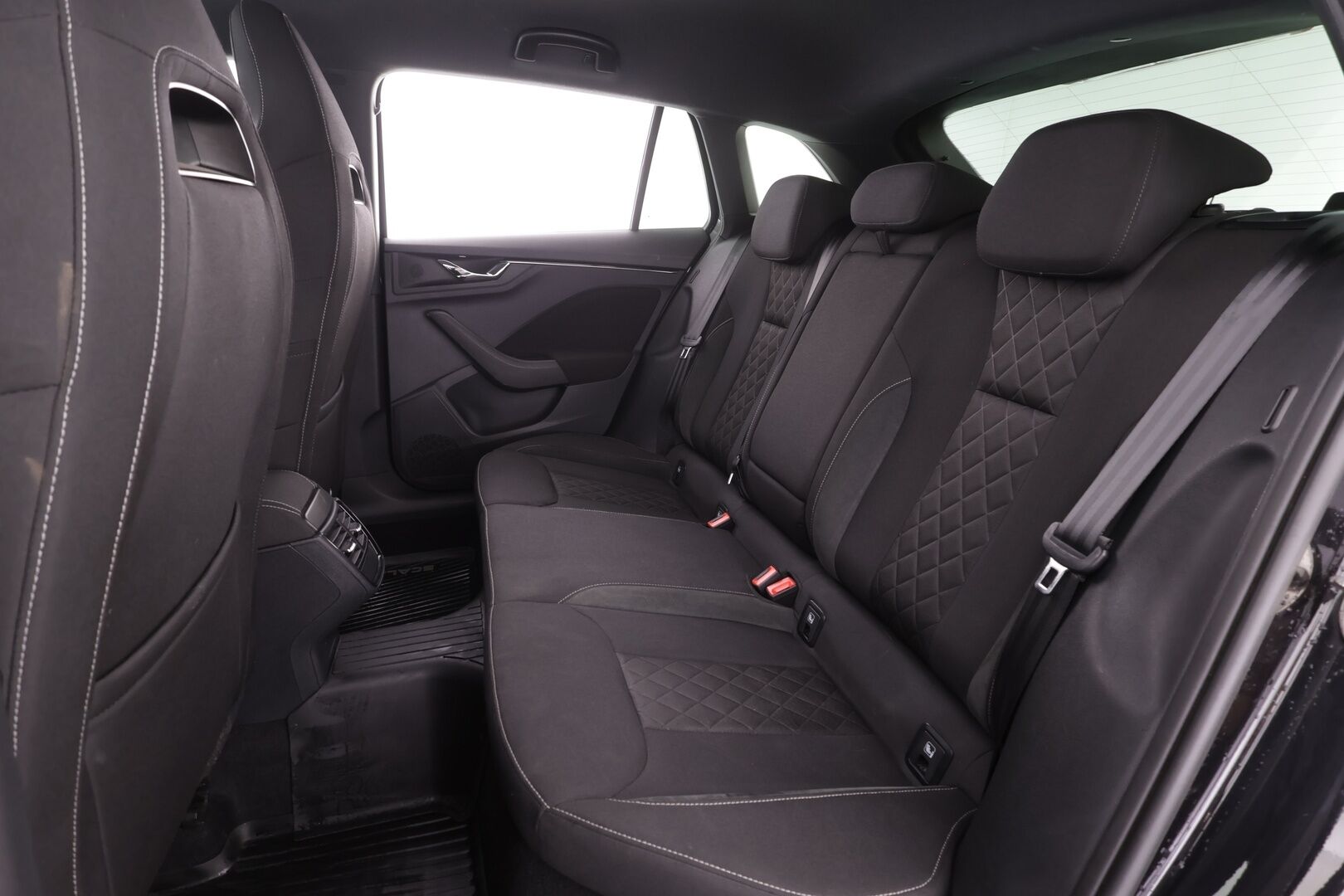 Skoda Scala 2020 1,5 TSI Ambition DSG Autom. * Adapt.Vakkari / Peruutuskamera / Koukku / Digimittari / LED / Sporttipenkit / KeylessGo - Kahdet renkaat aluvanteilla / Hyvät varusteet