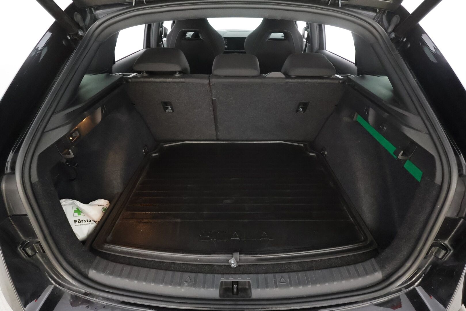 Skoda Scala 2020 1,5 TSI Ambition DSG Autom. * Adapt.Vakkari / Peruutuskamera / Koukku / Digimittari / LED / Sporttipenkit / KeylessGo - Kahdet renkaat aluvanteilla / Hyvät varusteet