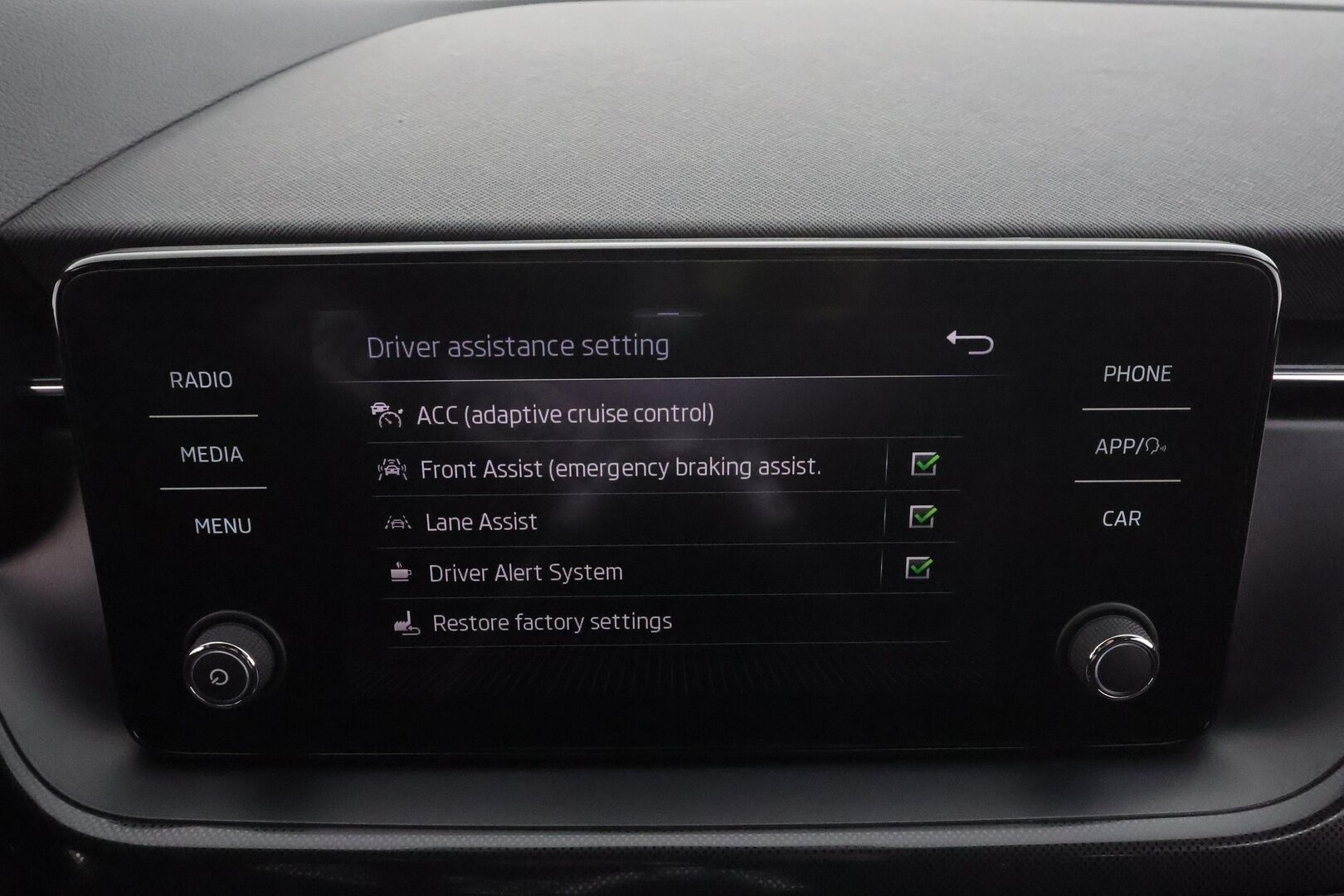 Skoda Scala 2020 1,5 TSI Ambition DSG Autom. * Adapt.Vakkari / Peruutuskamera / Koukku / Digimittari / LED / Sporttipenkit / KeylessGo - Kahdet renkaat aluvanteilla / Hyvät varusteet