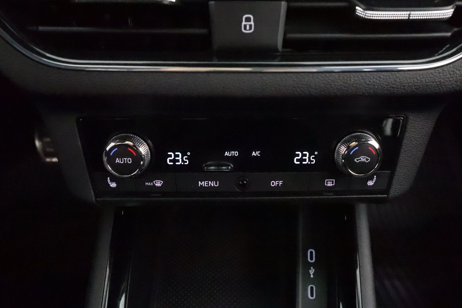 Skoda Scala 2020 1,5 TSI Ambition DSG Autom. * Adapt.Vakkari / Peruutuskamera / Koukku / Digimittari / LED / Sporttipenkit / KeylessGo - Kahdet renkaat aluvanteilla / Hyvät varusteet