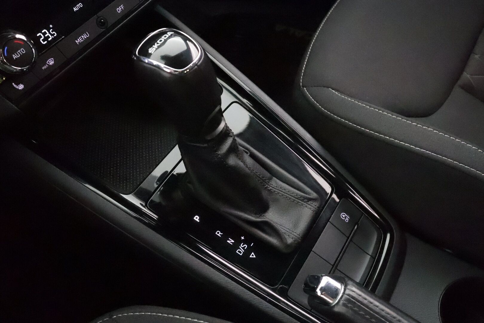 Skoda Scala 2020 1,5 TSI Ambition DSG Autom. * Adapt.Vakkari / Peruutuskamera / Koukku / Digimittari / LED / Sporttipenkit / KeylessGo - Kahdet renkaat aluvanteilla / Hyvät varusteet - HULLUT AVAJAISHULINAT KORKOTARJOUS 3,29 %