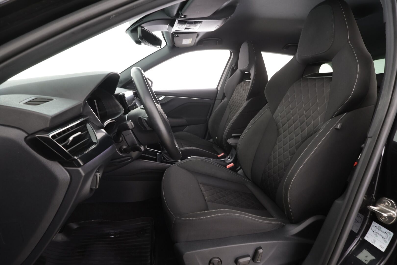 Skoda Scala 2020 1,5 TSI Ambition DSG Autom. * Adapt.Vakkari / Peruutuskamera / Koukku / Digimittari / LED / Sporttipenkit / KeylessGo - Kahdet renkaat aluvanteilla / Hyvät varusteet