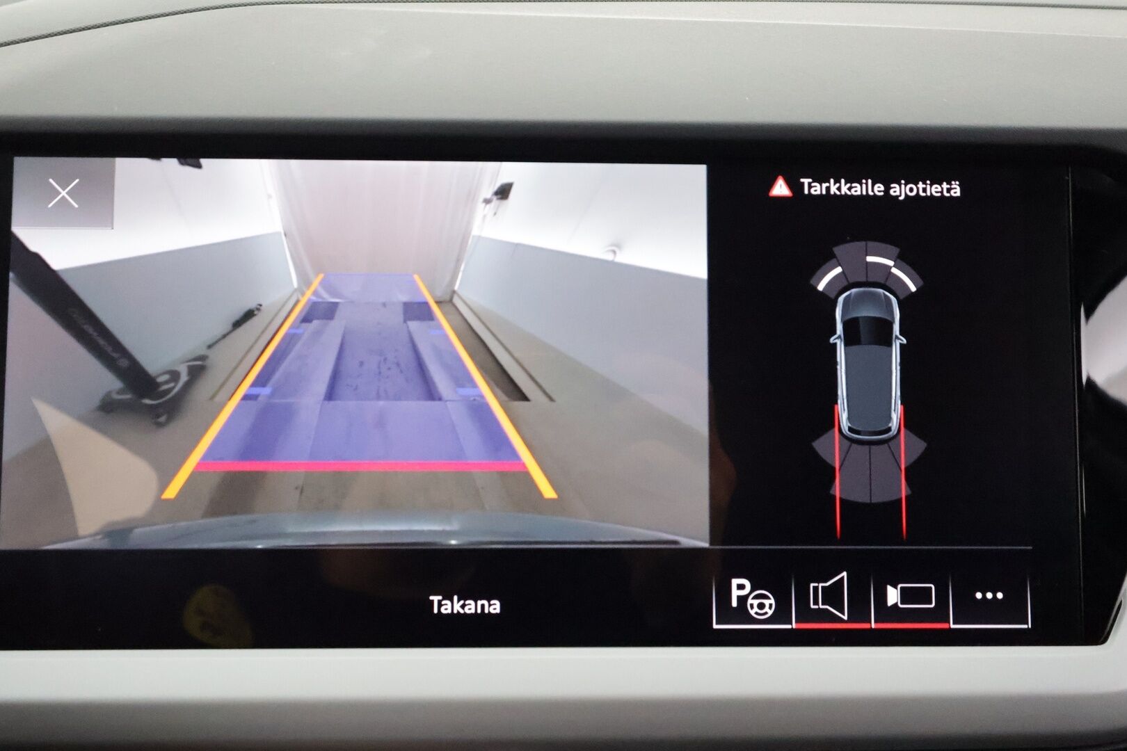 Audi Q4 e-tron 2023 35 e-tron - | ACC | ILP | Sporttipenkit | P.kamera | Navi | Digimittaristo | Kaistavahti | Apple & Android | Sähk. takaluukku | 1-om suomiauto | 2x renkaat aluin |