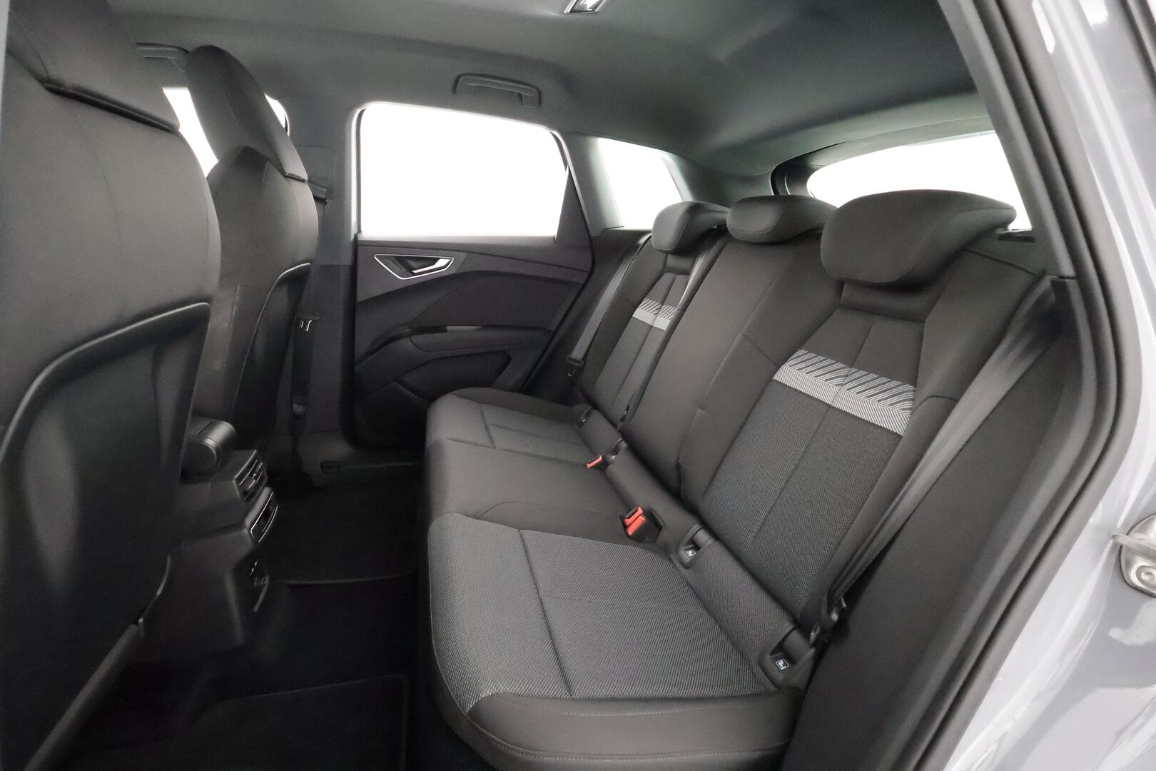 Audi Q4 e-tron 2023 35 e-tron - | ACC | ILP | Sporttipenkit | P.kamera | Navi | Digimittaristo | Kaistavahti | Apple & Android | Sähk. takaluukku | 1-om suomiauto | 2x renkaat aluin |