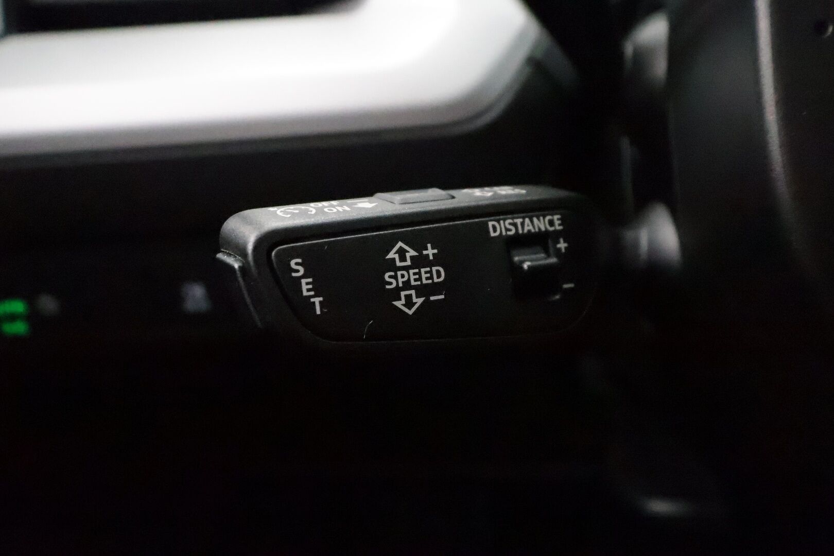 Audi Q4 e-tron 2023 35 e-tron - | ACC | ILP | Sporttipenkit | P.kamera | Navi | Digimittaristo | Kaistavahti | Apple & Android | Sähk. takaluukku | 1-om suomiauto | 2x renkaat aluin |