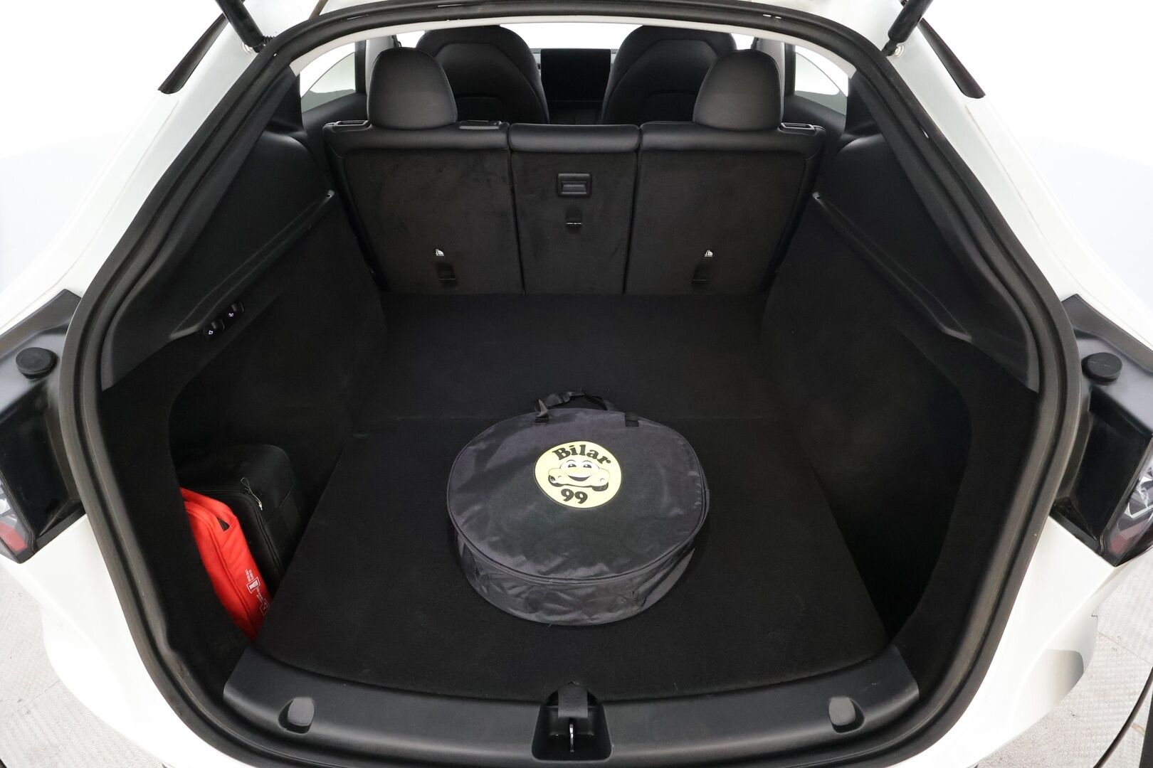 Tesla Model Y 2023 Performance * Suomi-auto / Lasikatto / Premium Audio / P.kamera / Koukku / Nahat / ILP / Matrix LED * - Kahdet renkaat aluvanteilla - HULLUT JOULUT KORKOTARJOUS 2,49% 