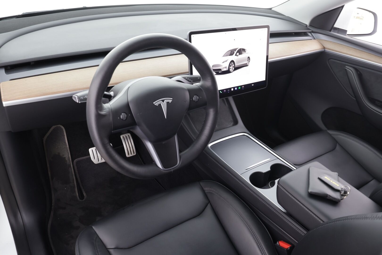 Tesla Model Y 2023 Performance * Suomi-auto / Lasikatto / Premium Audio / P.kamera / Koukku / Nahat / ILP / Matrix LED * - Kahdet renkaat aluvanteilla - HULLUT JOULUT KORKOTARJOUS 2,49% 