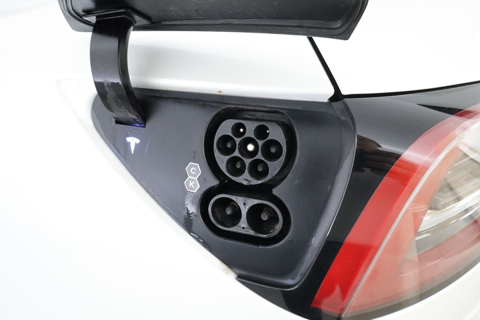 Tesla Model Y 2023 Performance * Suomi-auto / Lasikatto / Premium Audio / P.kamera / Koukku / Nahat / ILP / Matrix LED * - Kahdet renkaat aluvanteilla - HULLUT JOULUT KORKOTARJOUS 2,49% 