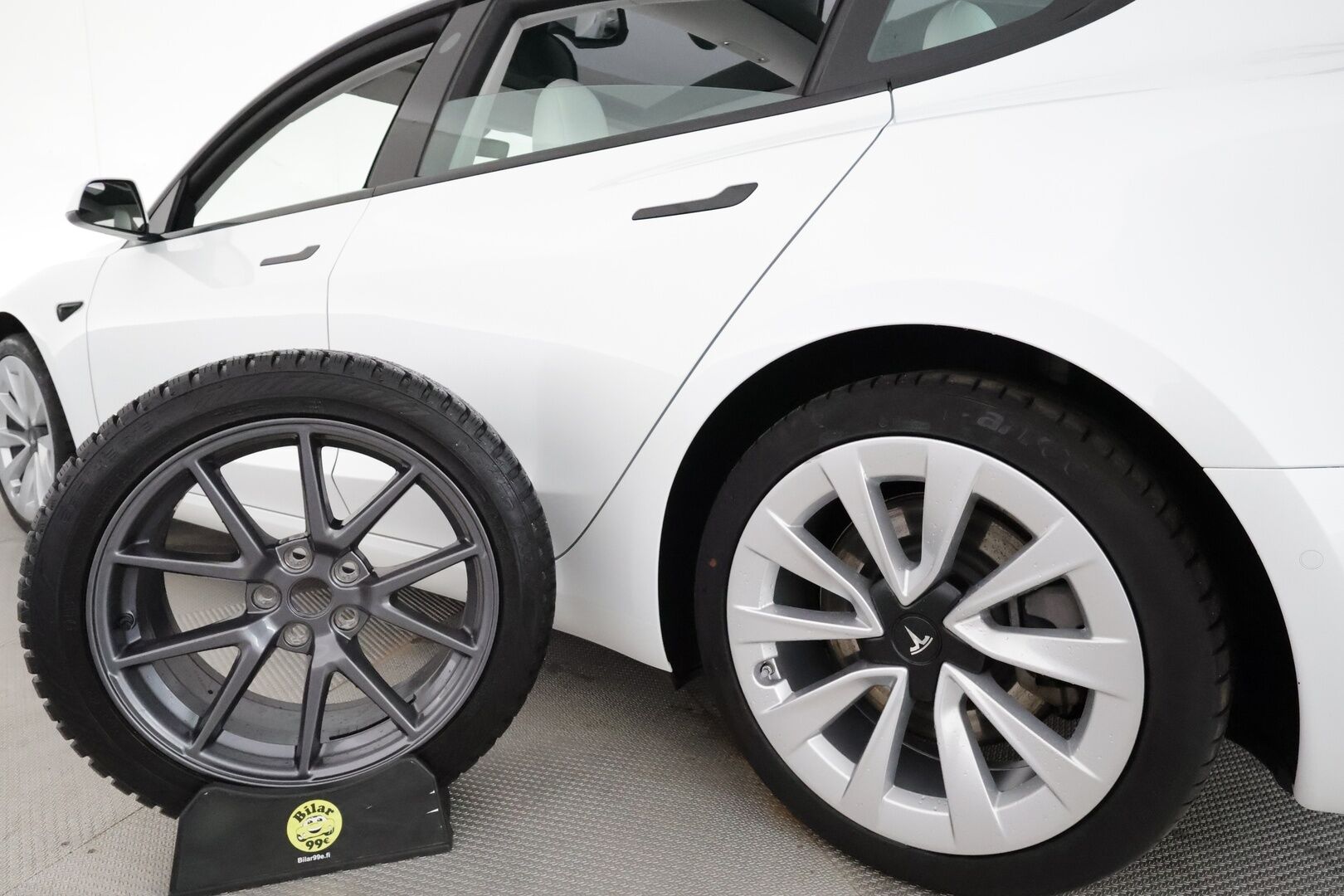 Tesla Model 3 2023 Standard Range Plus **Lasikatto / ILP / ACC / Matrix-LED / P.kamera / Muistipenkki / Navi / Kaistavahti / Keyless** - 3,99 % KORKOTARJOUS TÄHÄN AUTOON 14.9. ASTI! - 1-om Suomi-auto / 2x Latauskaapelit / Kahdet Renkaat / Akku kuntotarkastettu