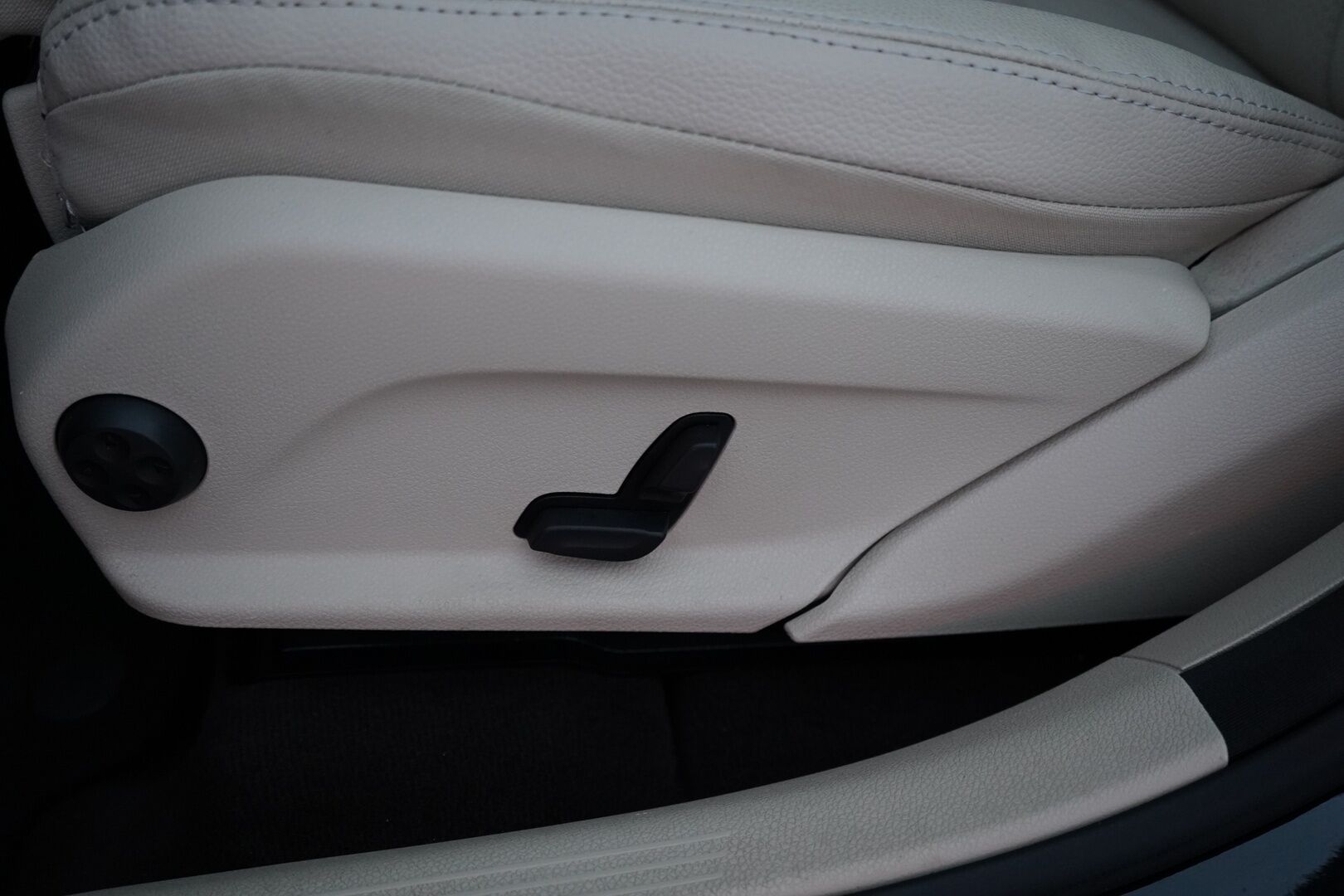 Mercedes-Benz GLC 2018 350 e 4Matic A Premium Business AMG *Panorama / Burmester / Sporttinahat / Koukku / Vakkari / Tutkat * - Suomi auto / Kahdet renkaat alumiinivantein / Viimeisin huolto 7/25