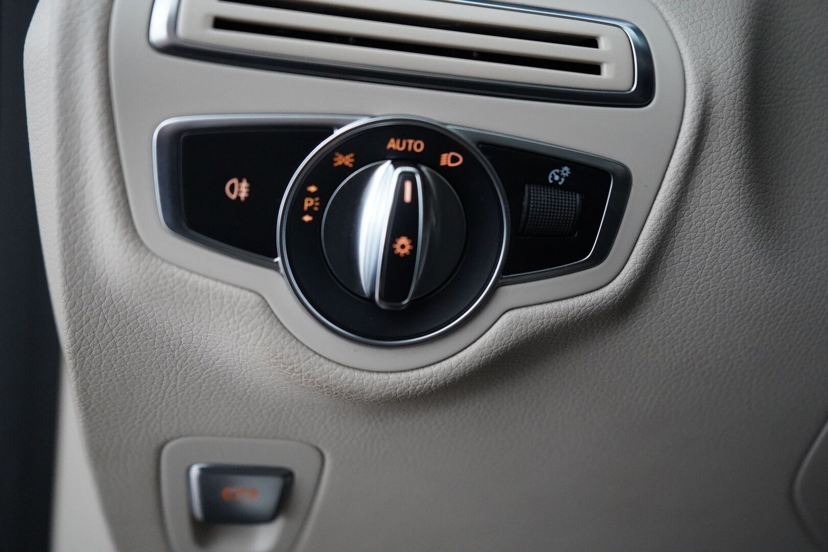 Mercedes-Benz GLC 2018 350 e 4Matic A Premium Business AMG *Panorama / Burmester / Sporttinahat / Koukku / Vakkari / Tutkat * - Suomi auto / Kahdet renkaat alumiinivantein / Viimeisin huolto 7/25