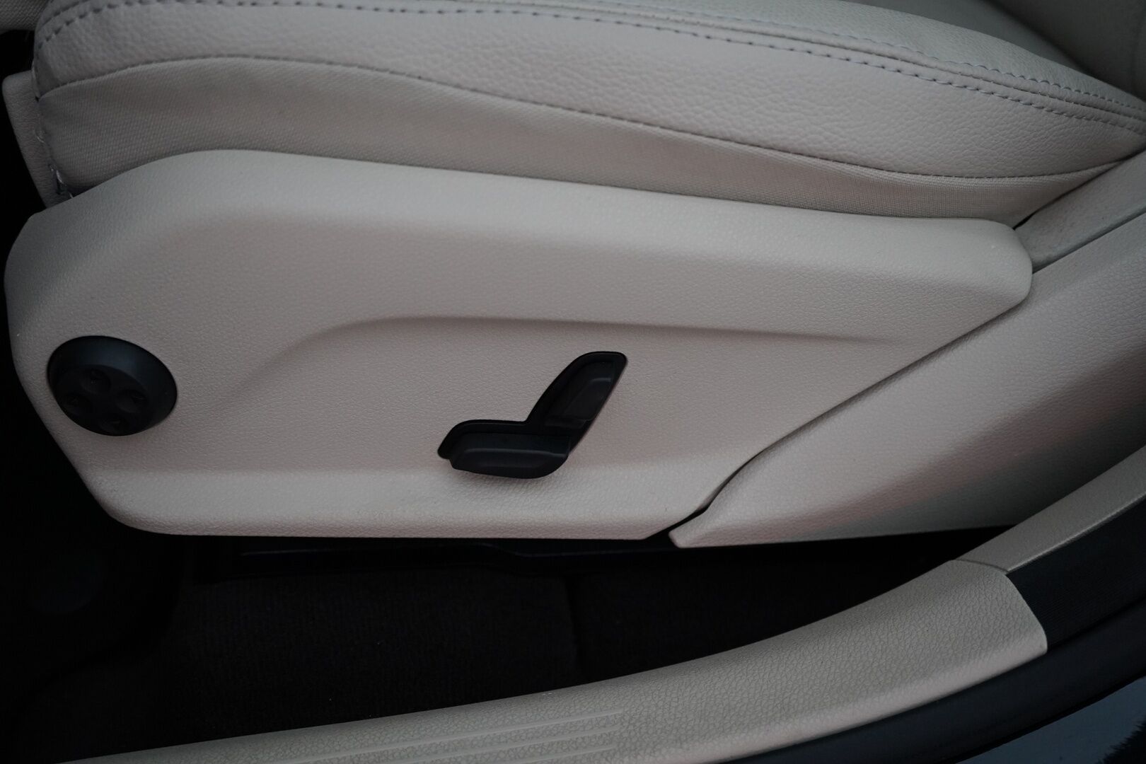 Mercedes-Benz GLC 2018 350 e 4Matic A Premium Business AMG *Panorama / Burmester / Sporttinahat / Koukku / Vakkari / Tutkat * - Suomi auto / Kahdet renkaat alumiinivantein / Viimeisin huolto 7/25