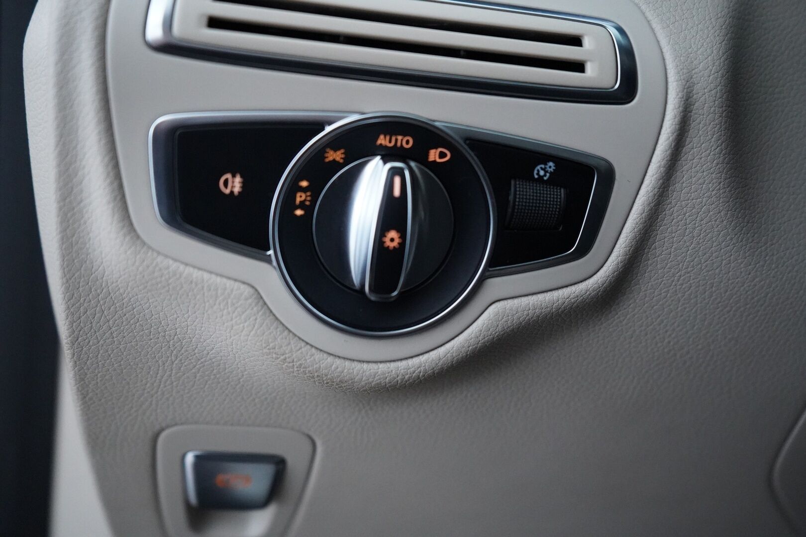 Mercedes-Benz GLC 2018 350 e 4Matic A Premium Business AMG *Panorama / Burmester / Sporttinahat / Koukku / Vakkari / Tutkat * - Suomi auto / Kahdet renkaat alumiinivantein / Viimeisin huolto 7/25