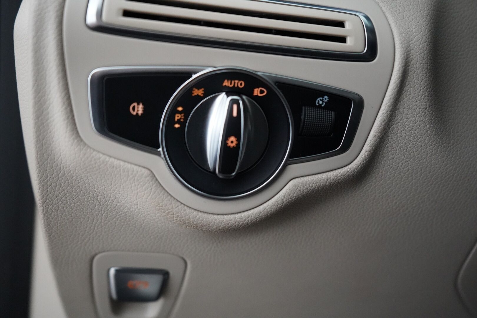 Mercedes-Benz GLC 2018 350 e 4Matic A Premium Business AMG *Panorama / Burmester / Sporttinahat / Koukku / Vakkari / Tutkat * - Suomi auto / Kahdet renkaat alumiinivantein / Viimeisin huolto 7/25