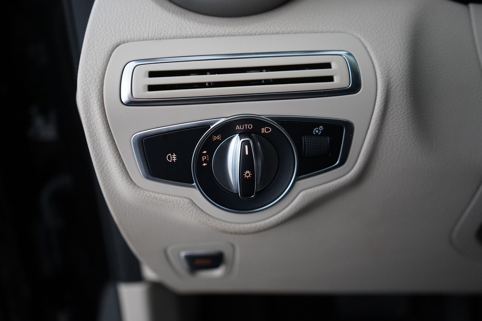 Mercedes-Benz GLC 2018 350 e 4Matic A Premium Business AMG *Panorama / Burmester / Sporttinahat / Koukku / Vakkari / Tutkat * - Suomi auto / Kahdet renkaat alumiinivantein / Viimeisin huolto 7/25