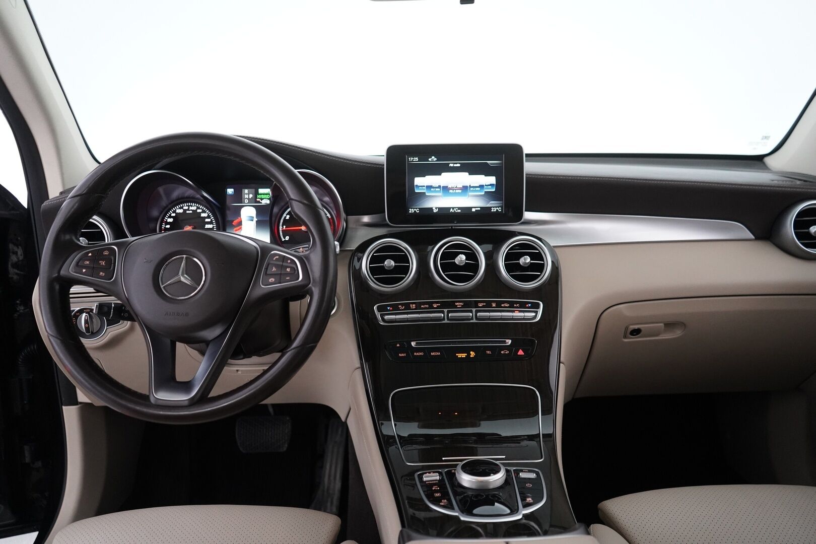 Mercedes-Benz GLC 2018 350 e 4Matic A Premium Business AMG *Panorama / Burmester / Sporttinahat / Koukku / Vakkari / Tutkat * - Suomi auto / Kahdet renkaat alumiinivantein / Viimeisin huolto 7/25