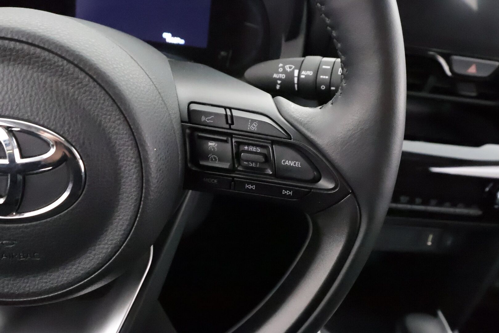 Toyota Yaris Cross 2023 1,5 Hybrid Active - | ACC | Lohko | Koukku | LED | P.kamera | Ratinlämmitys | Apple&Android | 1.Om Suomi-auto | Kahdet Renkaat | Merkkihuollettu |