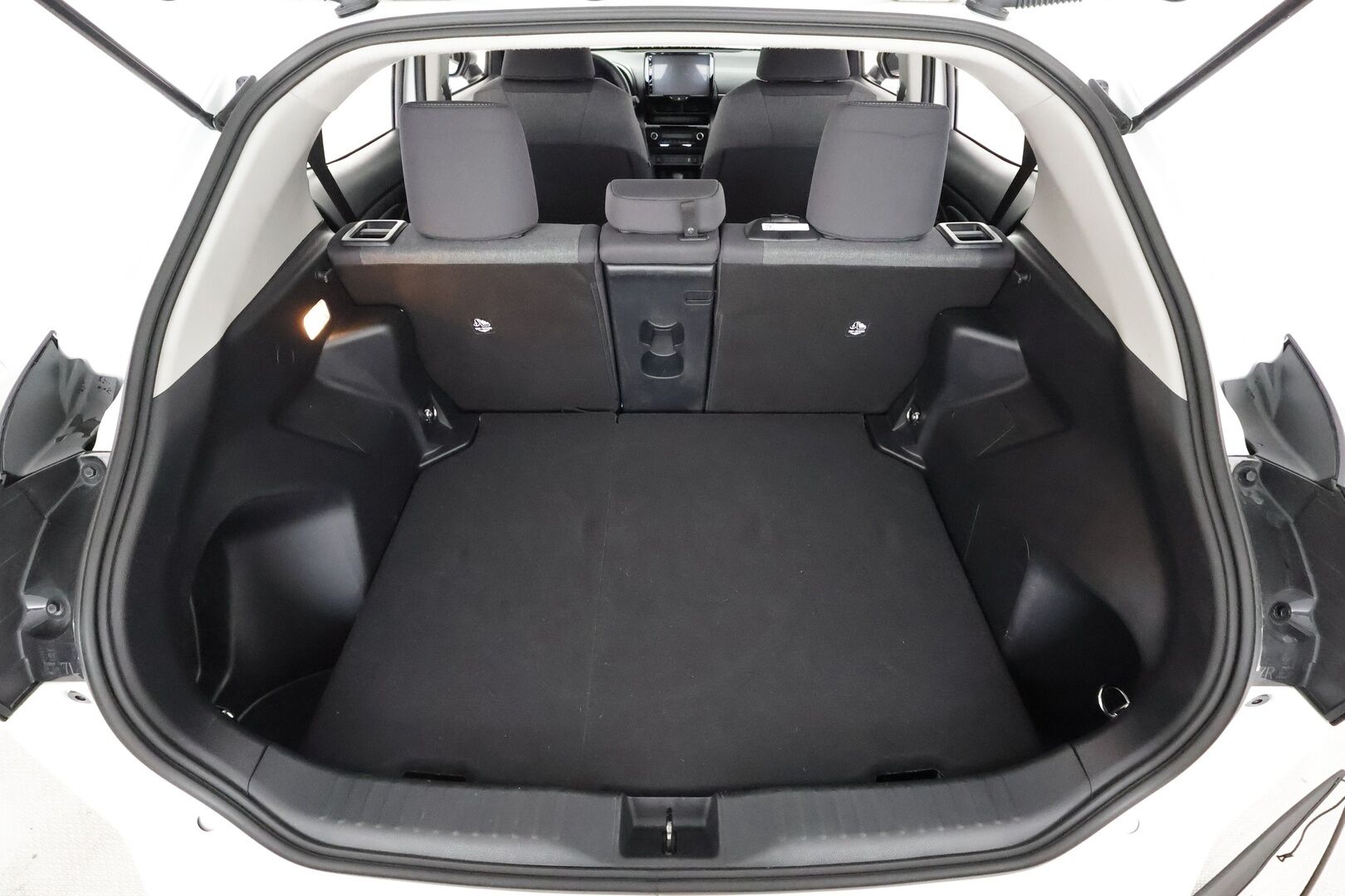 Toyota Yaris Cross 2023 1,5 Hybrid Active - | ACC | Lohko | Koukku | LED | P.kamera | Ratinlämmitys | Apple&Android | 1.Om Suomi-auto | Kahdet Renkaat | Merkkihuollettu |