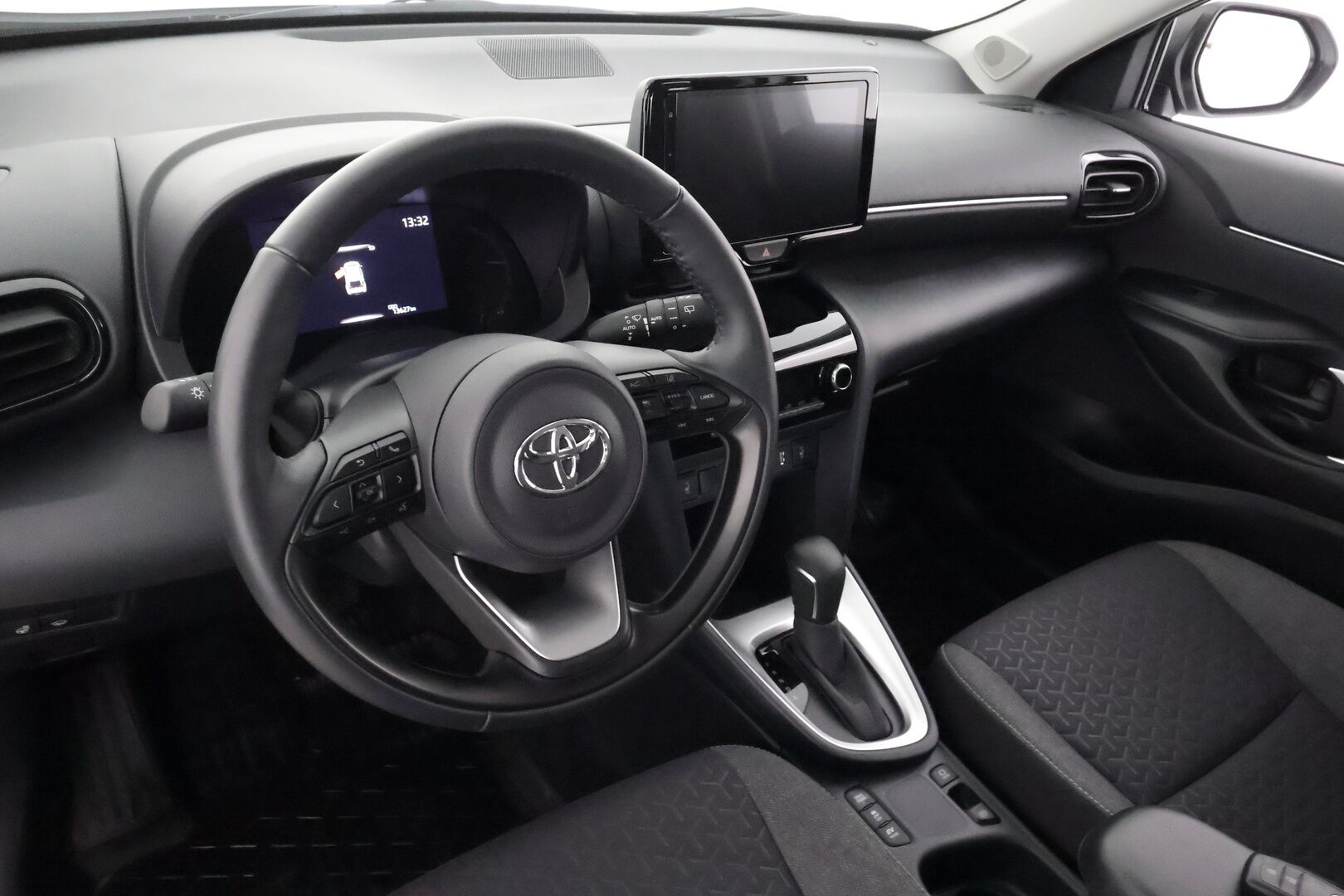 Toyota Yaris Cross 2023 1,5 Hybrid Active - | ACC | Lohko | Koukku | LED | P.kamera | Ratinlämmitys | Apple&Android | 1.Om Suomi-auto | Kahdet Renkaat | Merkkihuollettu |