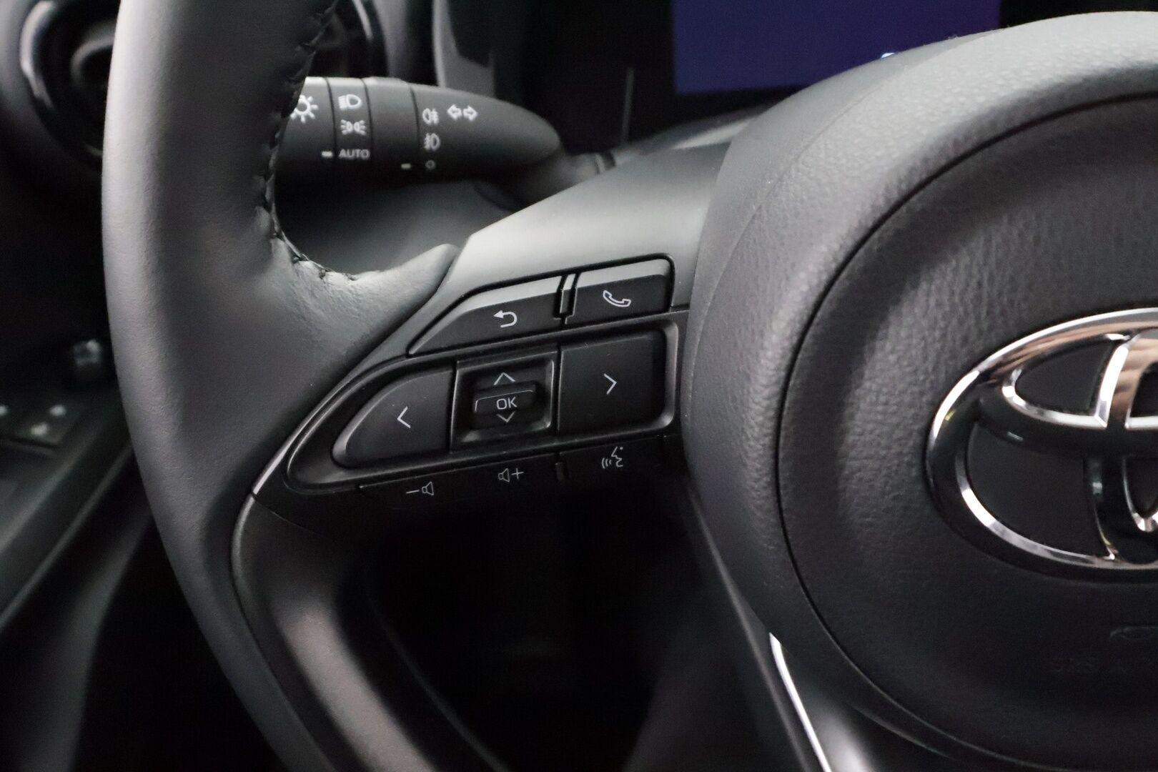 Toyota Yaris Cross 2023 1,5 Hybrid Active - | ACC | Lohko | Koukku | LED | P.kamera | Ratinlämmitys | Apple&Android | 1.Om Suomi-auto | Kahdet Renkaat | Merkkihuollettu |