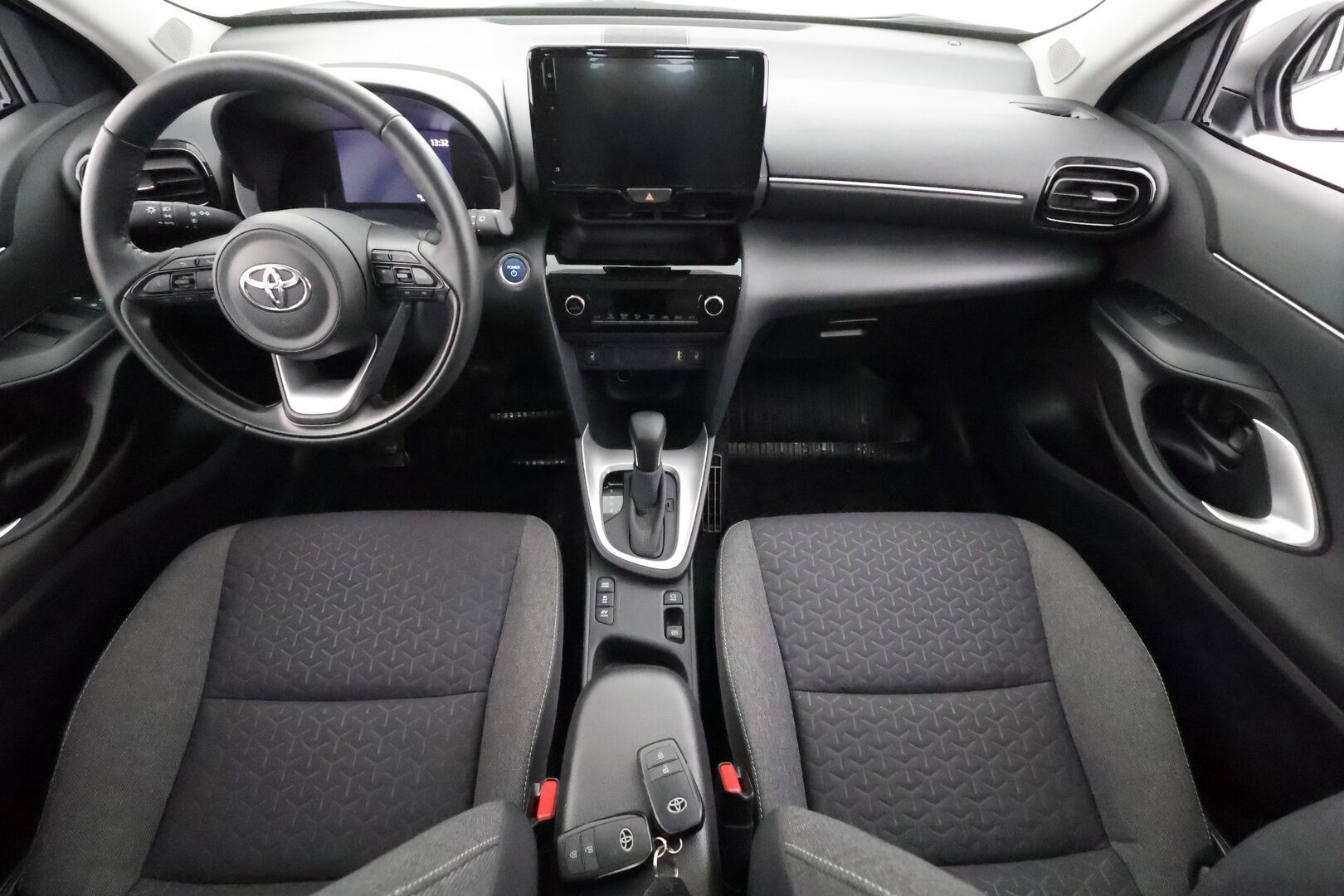 Toyota Yaris Cross 2023 1,5 Hybrid Active - | ACC | Lohko | Koukku | LED | P.kamera | Ratinlämmitys | Apple&Android | 1.Om Suomi-auto | Kahdet Renkaat | Merkkihuollettu |