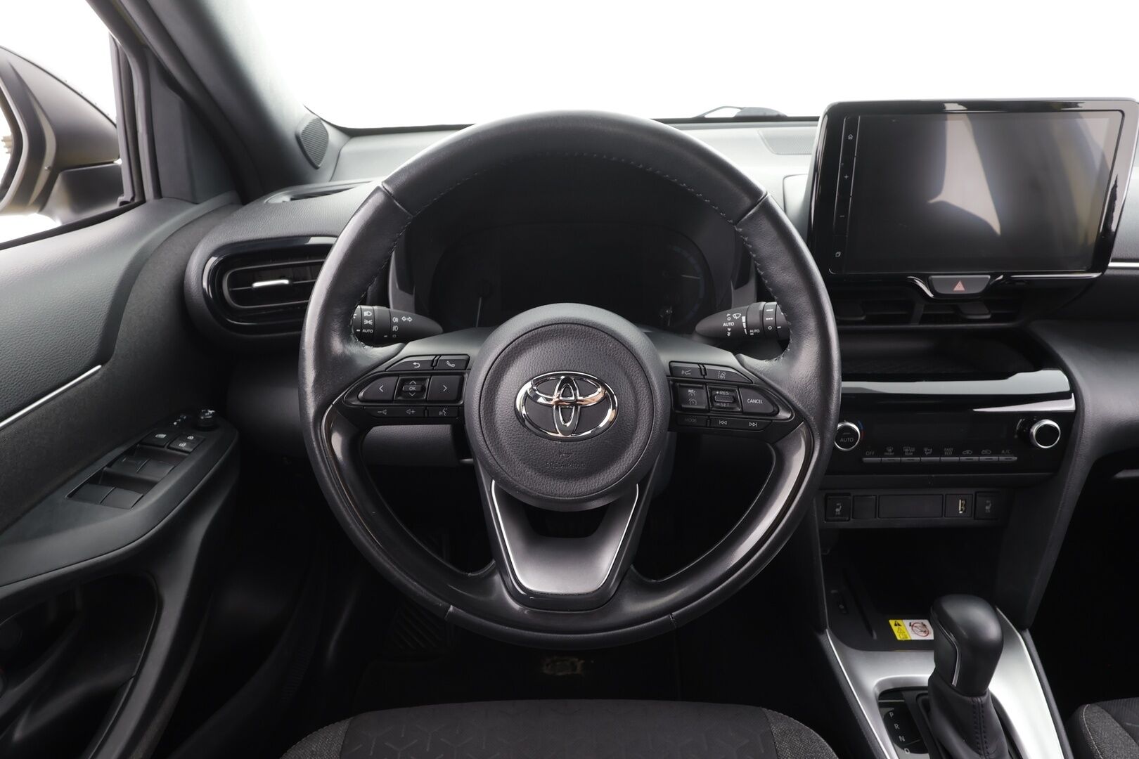 Toyota Yaris Cross 2023 1,5 Hybrid Intense - | ACC | LTA | BSM | P.kamera ja tutkat | LED | Keyless | Sähk. takaluukku | Navi | Lämm. ratti | 2x renkaat aluin | 1-om suomiauto | 