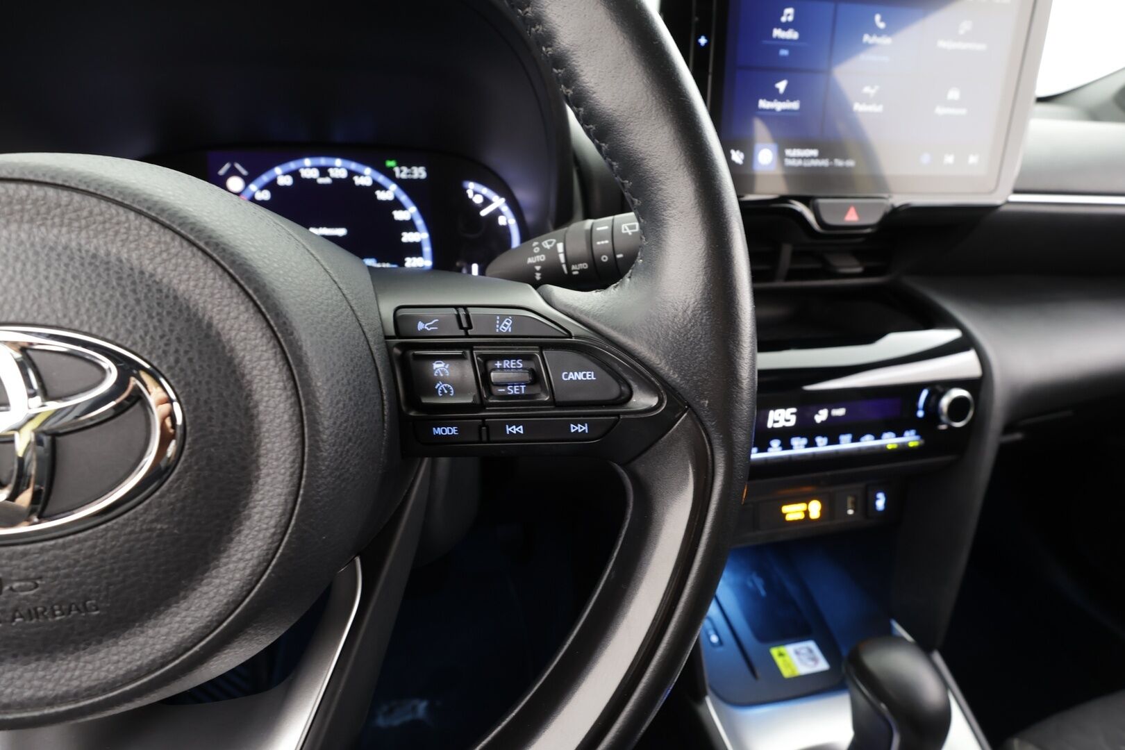 Toyota Yaris Cross 2023 1,5 Hybrid Intense - | ACC | LTA | BSM | P.kamera ja tutkat | LED | Keyless | Sähk. takaluukku | Navi | Lämm. ratti | 2x renkaat aluin | 1-om suomiauto | 