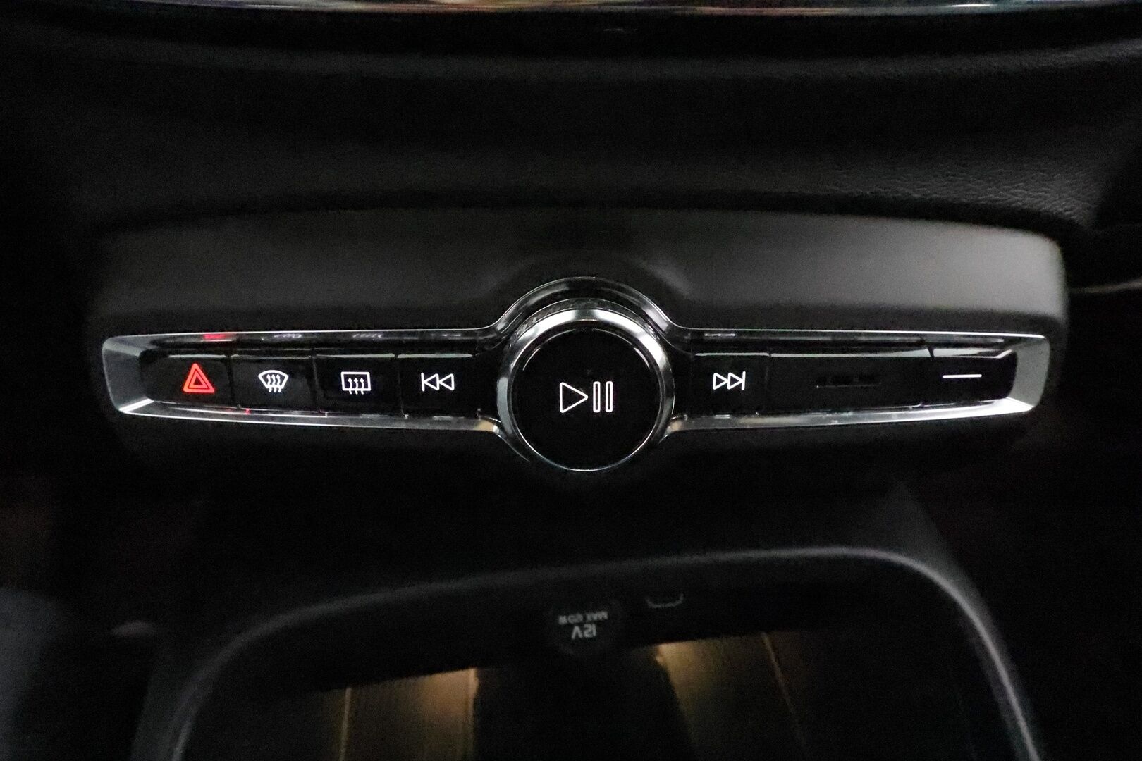 Volvo XC40 2023 B3 MHEV Business Plus Bright Aut *Webasto / ACC / LED / H&K / 360° / Sportpenkki Muistilla / Google Maps / Keyless* - 3,99 % KORKOTARJOUS TÄHÄN AUTOON 28.9. ASTI! - 1-om Suomi-auto / Kahdet Renkaat / ALV / Facelift / Merkkihuollettu / SUPER VARUSTEET!