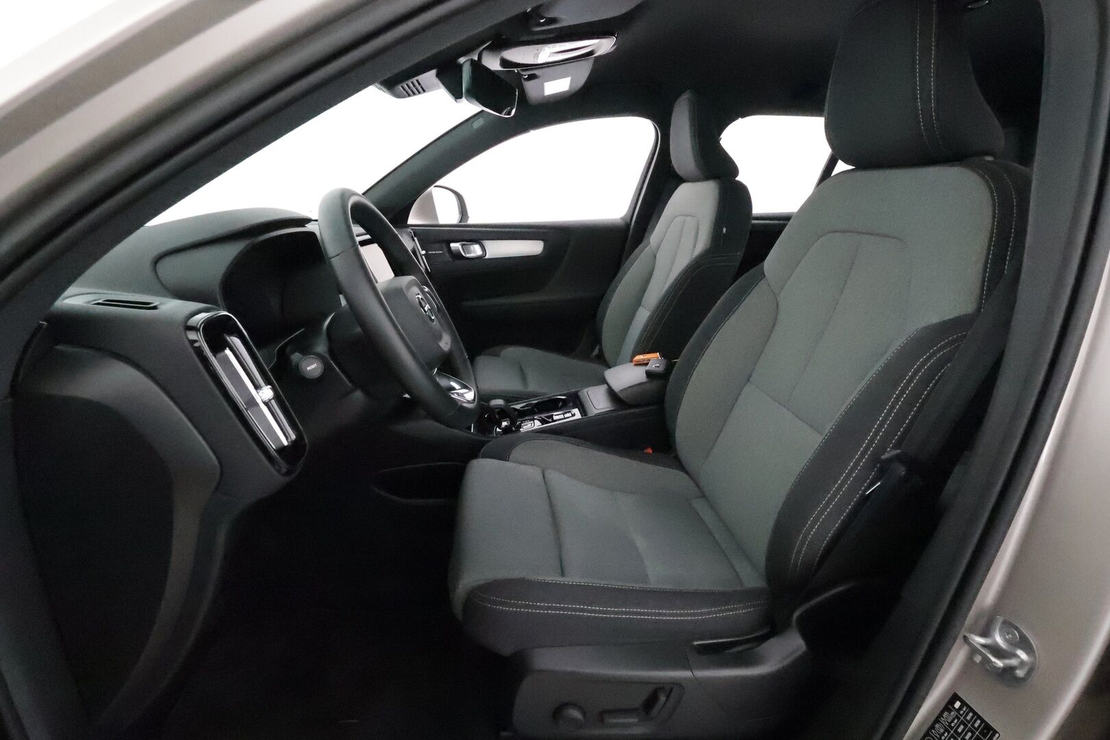 Volvo XC40 2023 B3 MHEV Business Plus Bright Aut **Webasto / ACC / LED / H&K / 360° / Sportpenkki Muistilla / Google Maps / Keyless** - 1-om Suomi-auto / Kahdet Renkaat / Merkkihuollettu!