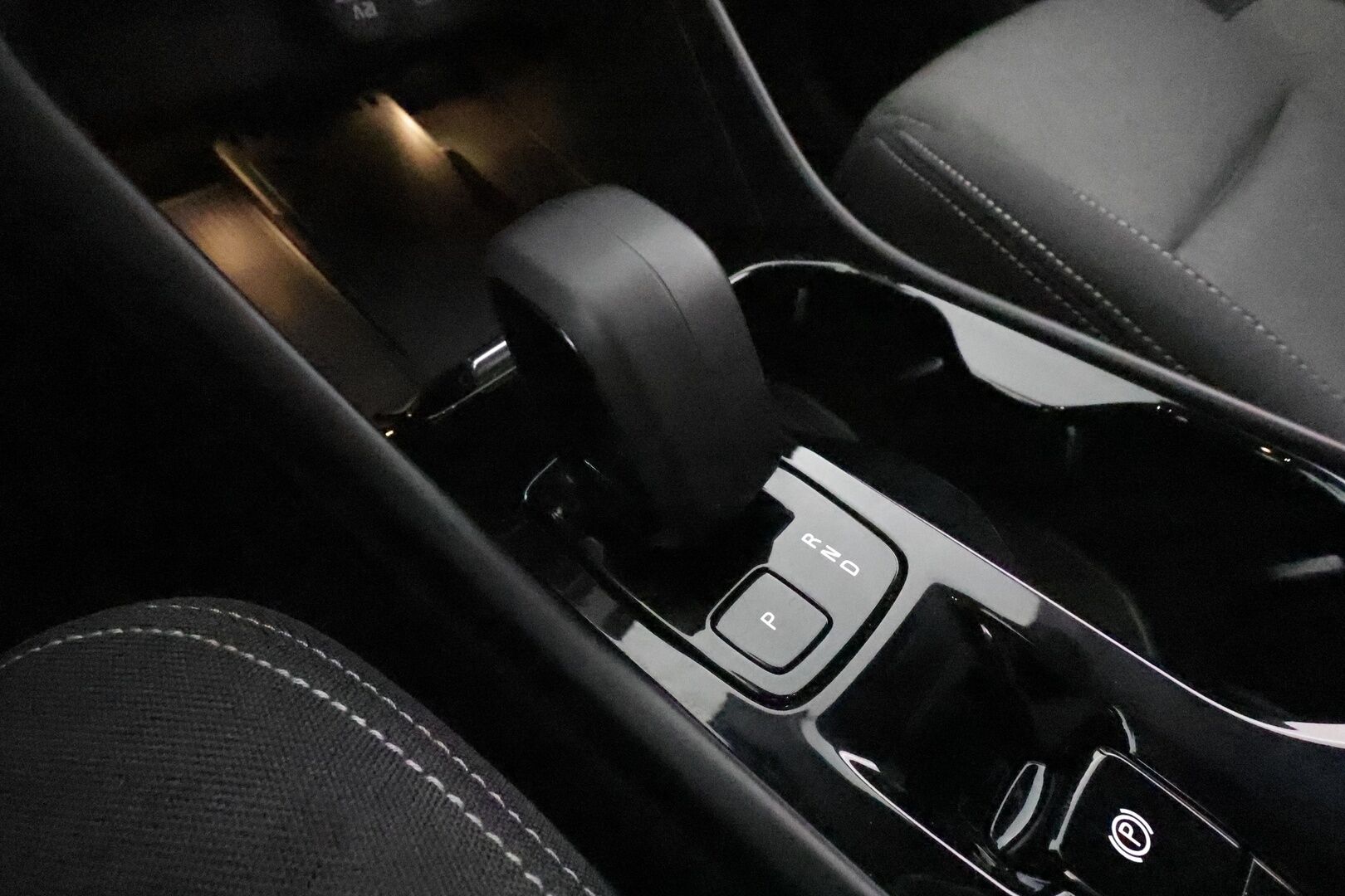 Volvo XC40 2023 B3 MHEV Business Plus Bright Aut **Webasto / ACC / LED / H&K / 360° / Sportpenkki Muistilla / Google Maps / Keyless** - 1-om Suomi-auto / Kahdet Renkaat / Merkkihuollettu!