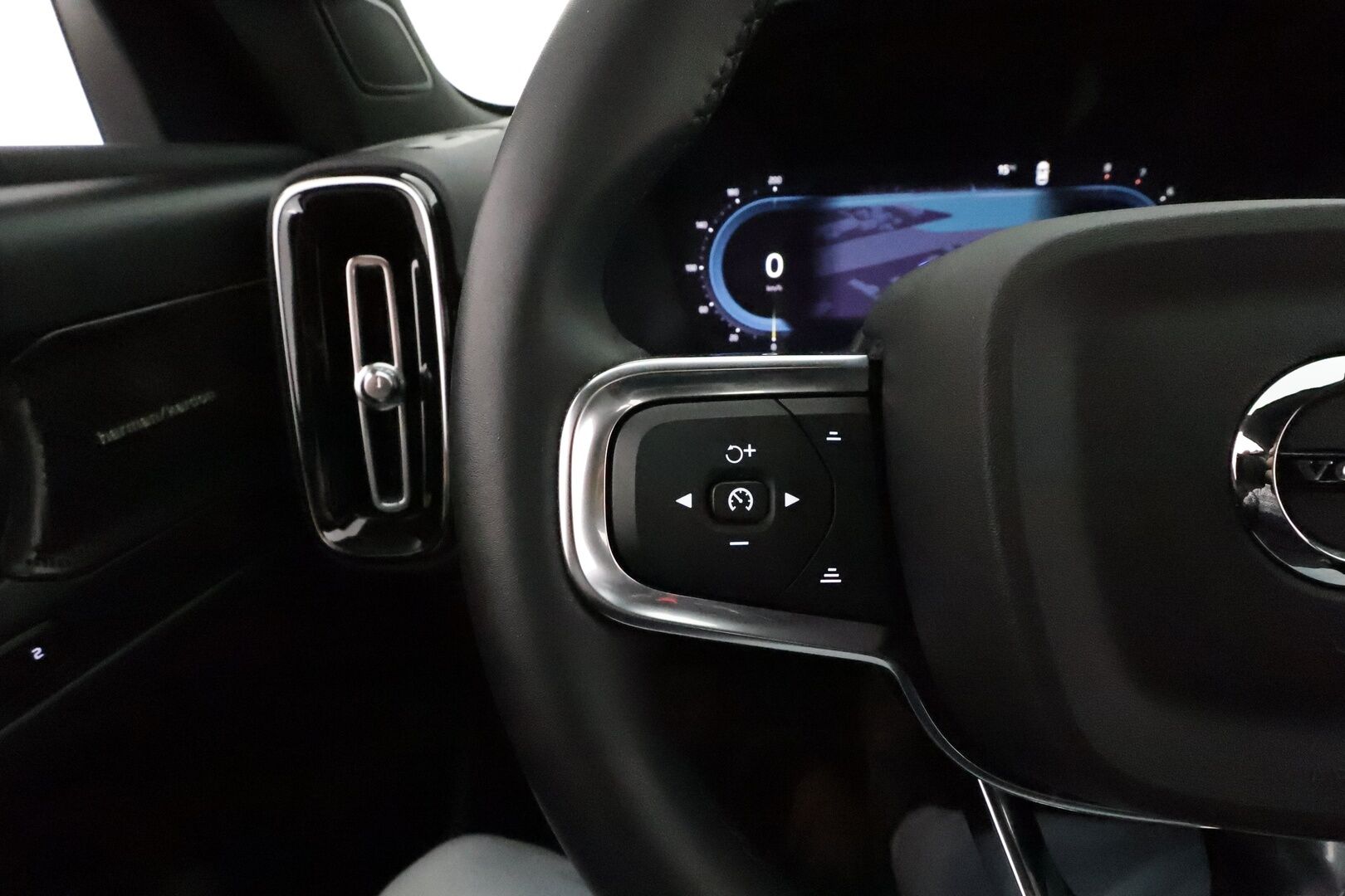 Volvo XC40 2023 B3 MHEV Business Plus Bright Aut **Webasto / ACC / LED / H&K / 360° / Sportpenkki Muistilla / Google Maps / Keyless** - 1-om Suomi-auto / Kahdet Renkaat / Merkkihuollettu!