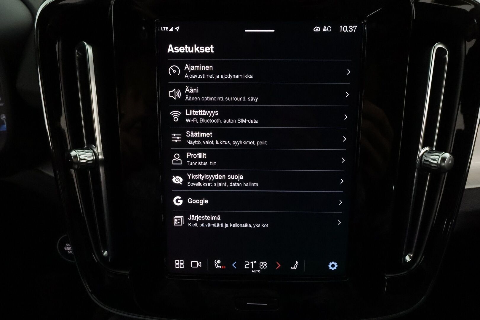 Volvo XC40 2023 B3 MHEV Business Plus Bright Aut **Webasto / ACC / LED / H&K / 360° / Sportpenkki Muistilla / Google Maps / Keyless** - 1-om Suomi-auto / Kahdet Renkaat / Merkkihuollettu!