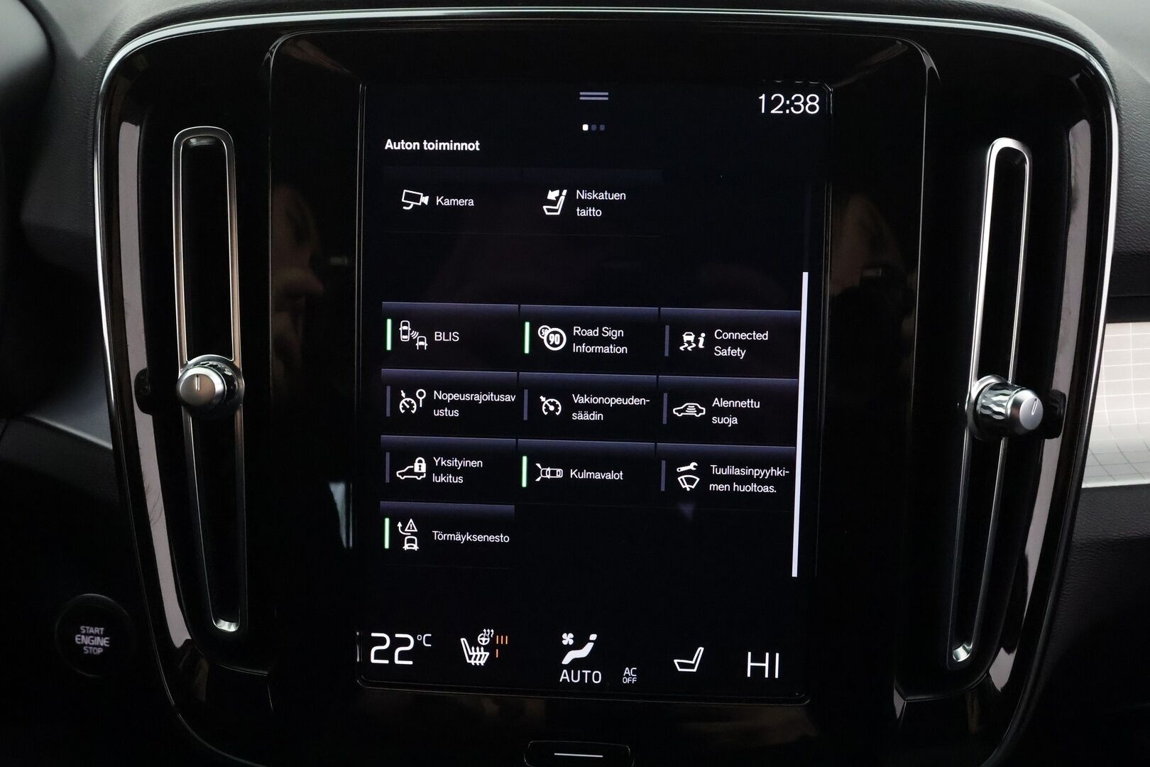 Volvo XC40 2023 T4 TwE Plus Bright aut * ACC / H&K / P.kamera / Muistipenkki / Koukku / KeylessGo / BLIS / Sähköluukku * - 1.Om Suomi-auto / Kahdet renkaat aluvanteilla / Merkkihuollettu / Huippusiisti