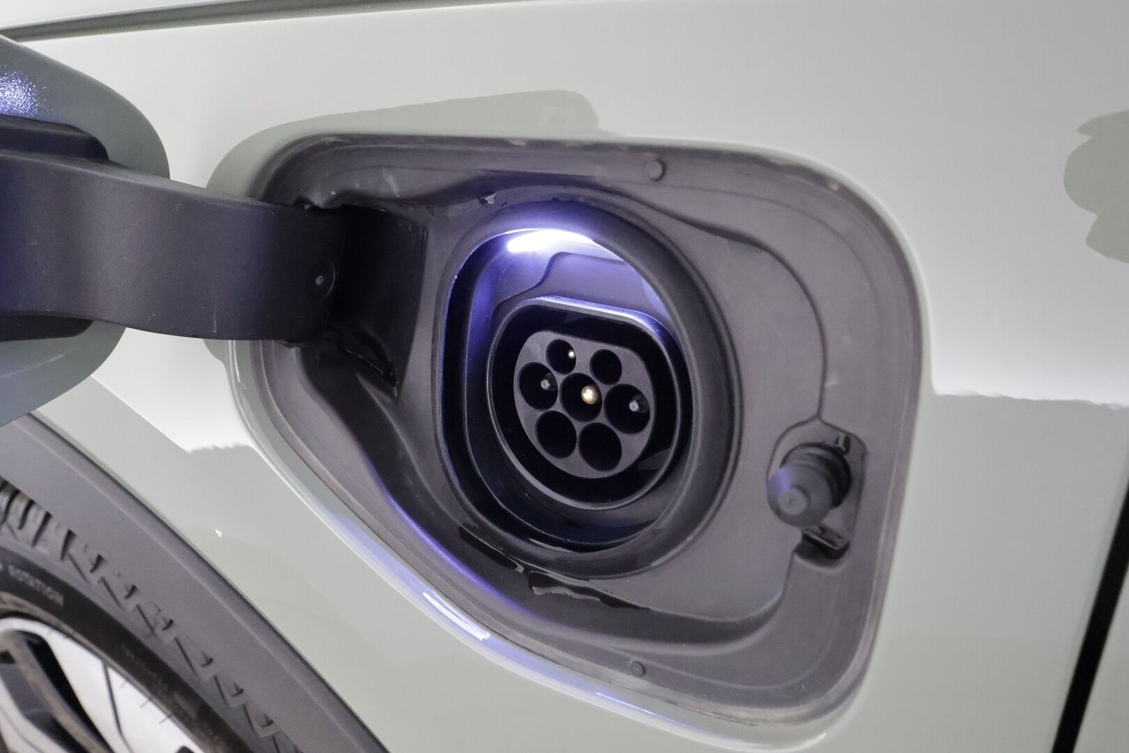 Volvo XC40 2023 T4 TwE Plus Bright aut * ACC / H&K / P.kamera / Muistipenkki / Koukku / KeylessGo / BLIS / Sähköluukku * - 1.Om Suomi-auto / Kahdet renkaat aluvanteilla / Merkkihuollettu / Huippusiisti