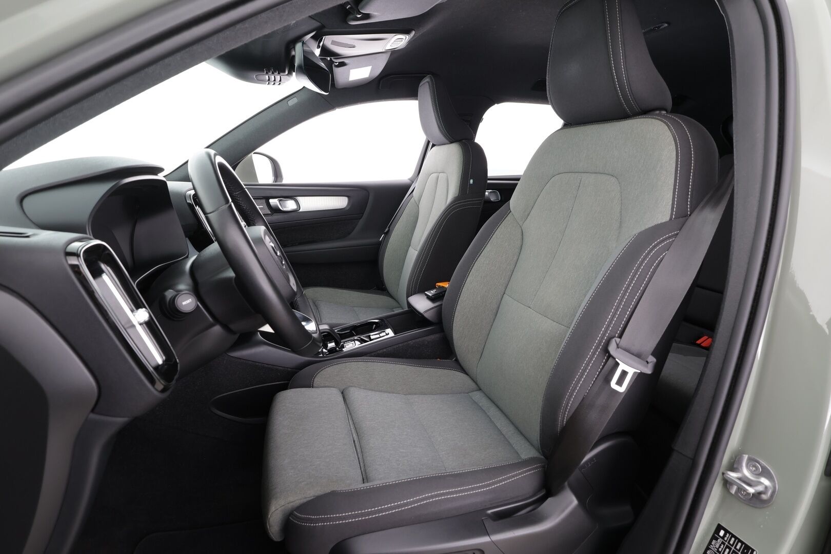 Volvo XC40 2023 T4 TwE Plus Bright aut * ACC / H&K / P.kamera / Muistipenkki / Koukku / KeylessGo / BLIS / Sähköluukku * - 1.Om Suomi-auto / Akku kuntotarkastettu / Kahdet renkaat aluvanteilla / Merkkihuollettu / Huippusiisti