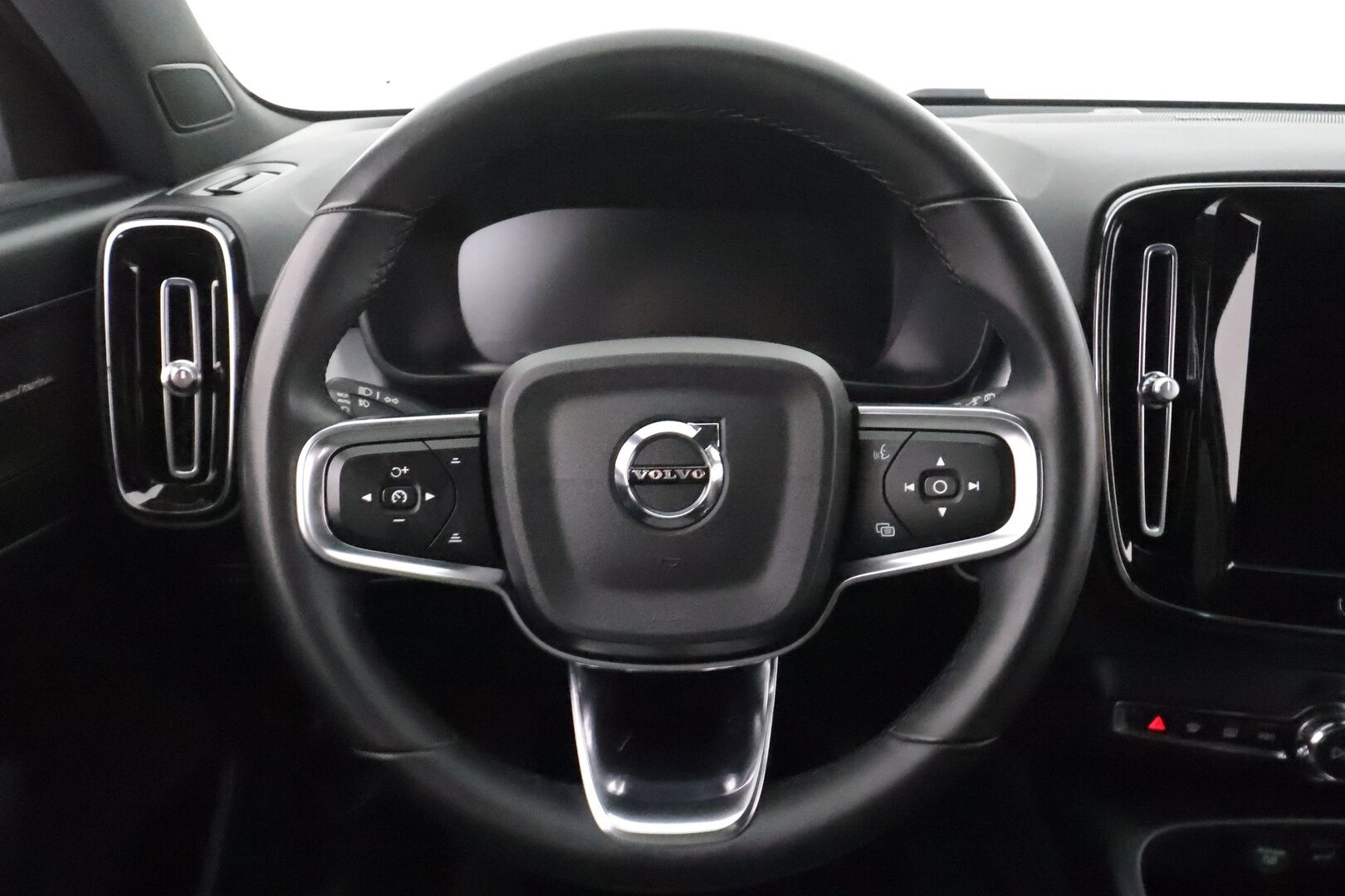 Volvo XC40 2023 T4 TwE Plus Bright aut * ACC / H&K / P.kamera / Muistipenkki / Koukku / KeylessGo / BLIS / Sähköluukku * - 1.Om Suomi-auto / Kahdet renkaat aluvanteilla / Merkkihuollettu / Huippusiisti