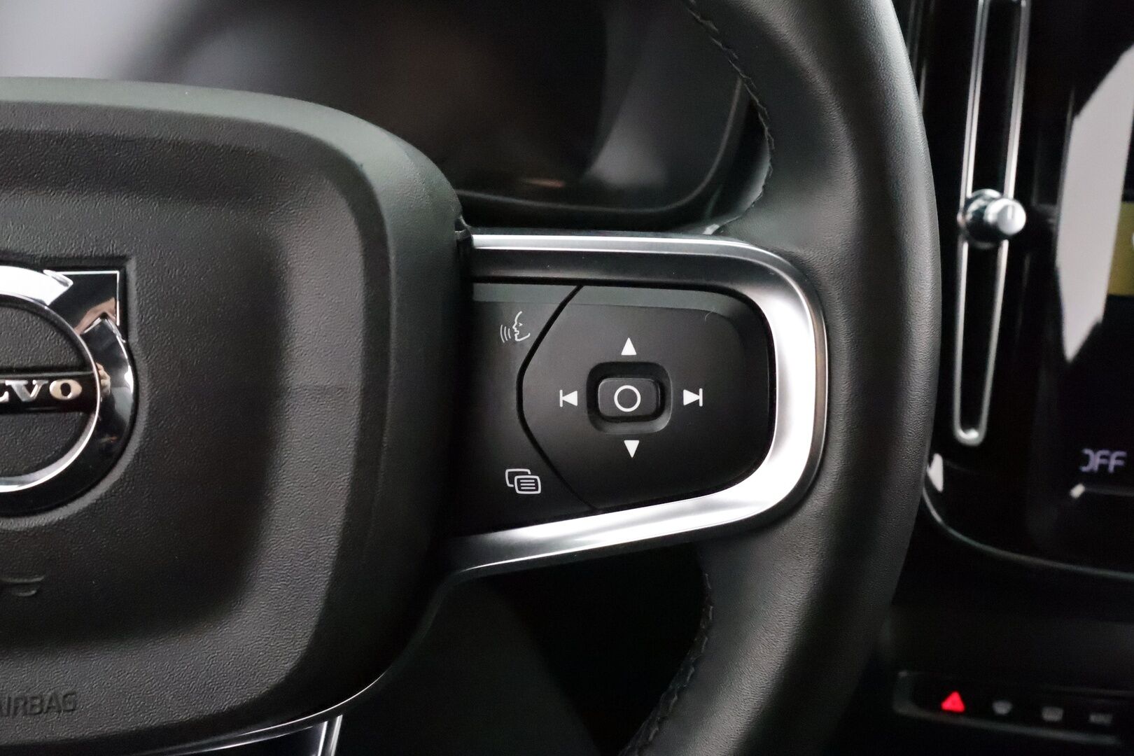 Volvo XC40 2023 T4 TwE Plus Bright aut * ACC / H&K / P.kamera / Muistipenkki / Koukku / KeylessGo / BLIS / Sähköluukku * - 1.Om Suomi-auto / Akku kuntotarkastettu / Kahdet renkaat aluvanteilla / Merkkihuollettu / Huippusiisti