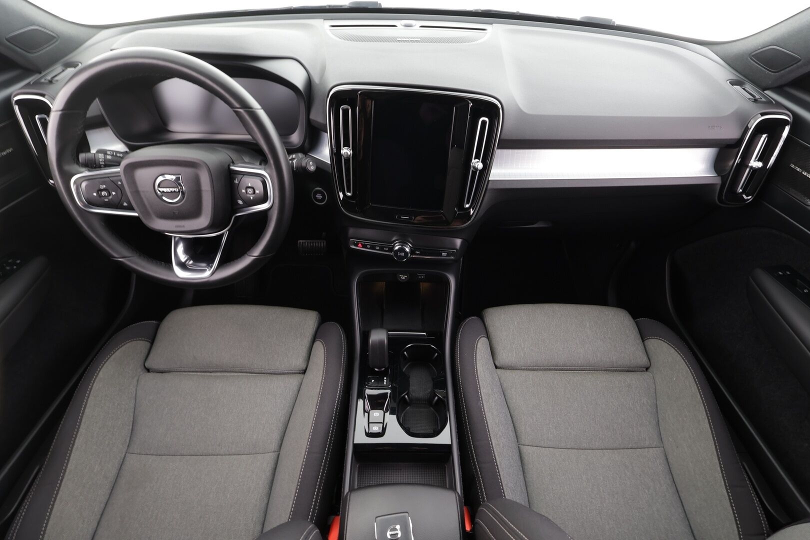 Volvo XC40 2023 T4 TwE Plus Bright aut * ACC / H&K / P.kamera / Muistipenkki / Koukku / KeylessGo / BLIS / Sähköluukku * - 1.Om Suomi-auto / Kahdet renkaat aluvanteilla / Merkkihuollettu / Huippusiisti