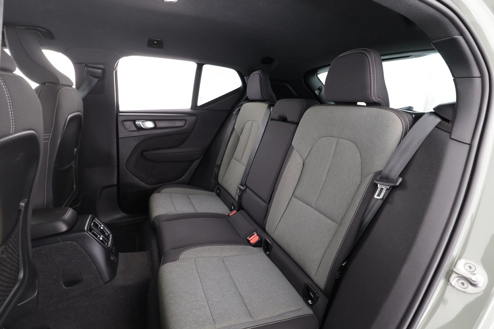 Volvo XC40 2023 T4 TwE Plus Bright aut * ACC / H&K / P.kamera / Muistipenkki / Koukku / KeylessGo / BLIS / Sähköluukku * - 1.Om Suomi-auto / Kahdet renkaat aluvanteilla / Merkkihuollettu / Huippusiisti