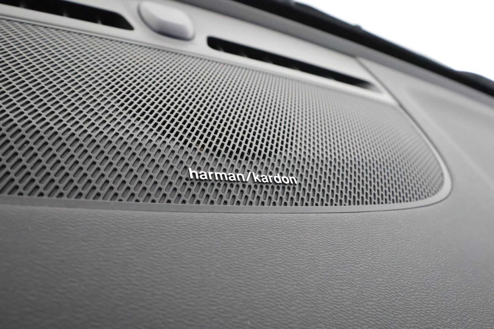 Volvo XC40 2023 T4 TwE Plus Bright aut * ACC / H&K / P.kamera / Muistipenkki / Koukku / KeylessGo / BLIS / Sähköluukku * - 1.Om Suomi-auto / Akku kuntotarkastettu / Kahdet renkaat aluvanteilla / Merkkihuollettu / Huippusiisti