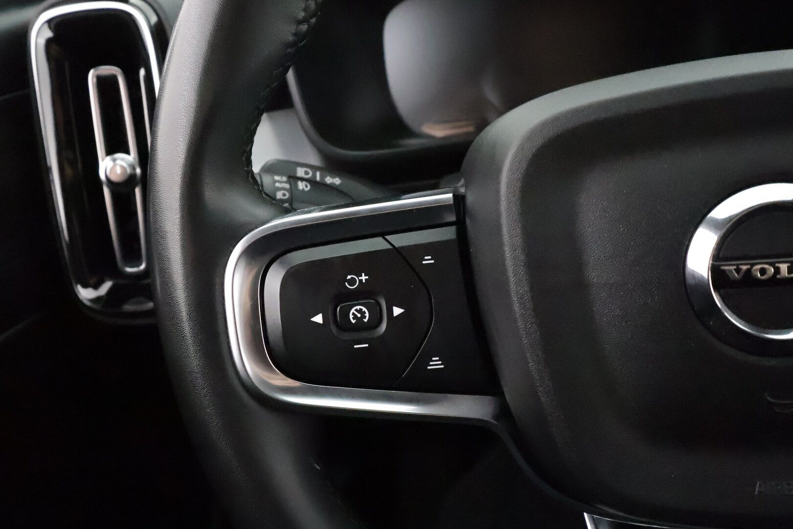 Volvo XC40 2023 T4 TwE Plus Bright aut * ACC / H&K / P.kamera / Muistipenkki / Koukku / KeylessGo / BLIS / Sähköluukku * - 1.Om Suomi-auto / Akku kuntotarkastettu / Kahdet renkaat aluvanteilla / Merkkihuollettu / Huippusiisti