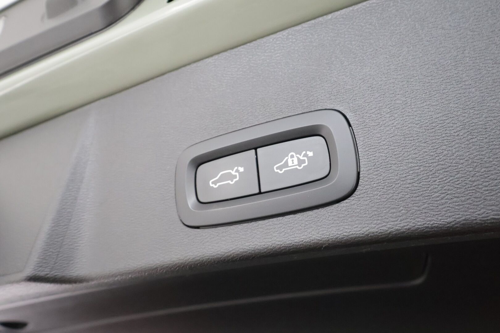 Volvo XC40 2023 T4 TwE Plus Bright aut * ACC / H&K / P.kamera / Muistipenkki / Koukku / KeylessGo / BLIS / Sähköluukku * - 1.Om Suomi-auto / Kahdet renkaat aluvanteilla / Merkkihuollettu / Huippusiisti