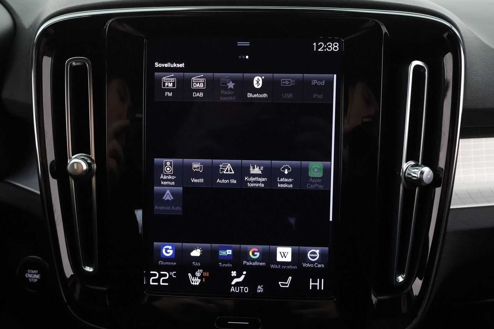 Volvo XC40 2023 T4 TwE Plus Bright aut * ACC / H&K / P.kamera / Muistipenkki / Koukku / KeylessGo / BLIS / Sähköluukku * - 1.Om Suomi-auto / Kahdet renkaat aluvanteilla / Merkkihuollettu / Huippusiisti