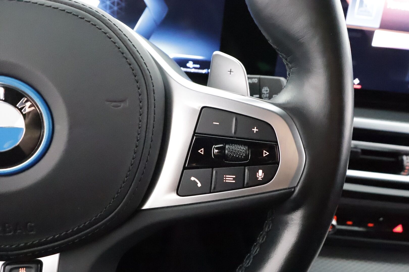 BMW 330 2023 G21 Touring 330e xDrive A M Sport * ACC / 360° / H&K / Muistipenkki / Comfort Access / Navi / Facelift * - 1.Om Suomi-auto / Akku kuntotarkastettu / Kahdet renkaat aluvanteilla 